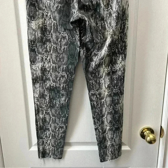 Zara Snakeskin Print Jeans High Waisted Ankle Cropped Raw Hem Grey  Cream Size 2 - Picture 11 of 16